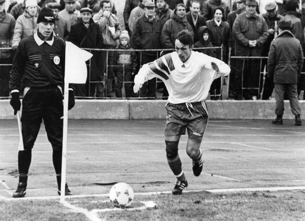 Угловой подаёт Алексей Казалов. Фото В.Юрасова