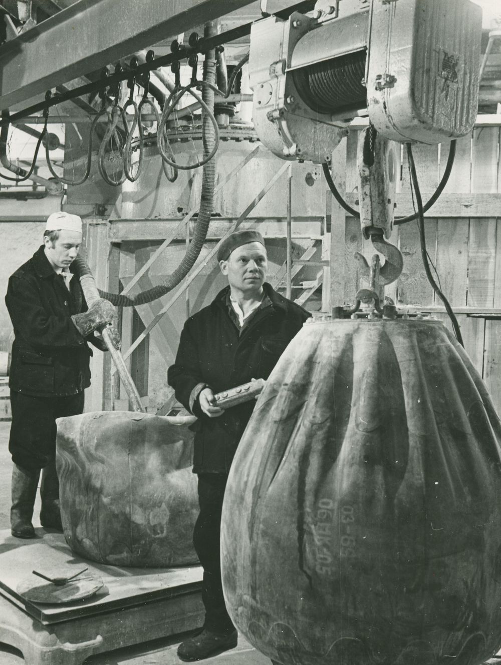 Кроновый цех. Механизированная загрузка сырья. 1960-е годы.