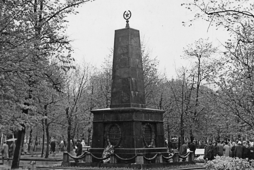 Экскурсанты возле памятника погибшим борцам за советскую власть в Ярославле