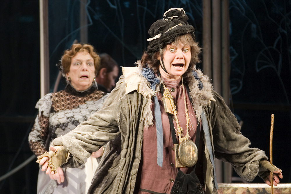 Н.И.Терентьева и Т.Б.Иванова в спектакле "На всякого мудреца довольно простоты". Фото С.Метелицы