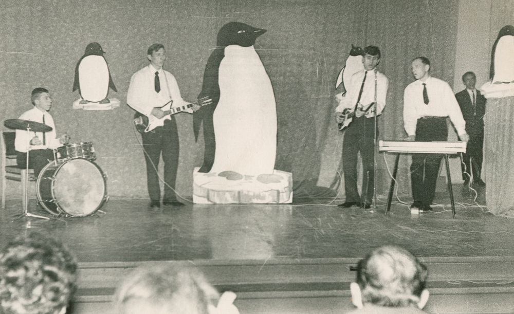 Эстрадный оркестр «Пингвины» на заводском смотре художественной самодеятельности. 1965 год