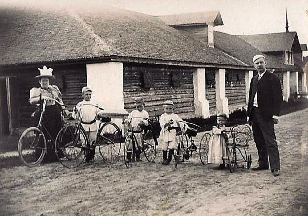 Мария Андреевна с детьми и мужем Г.Г. Елисеевым