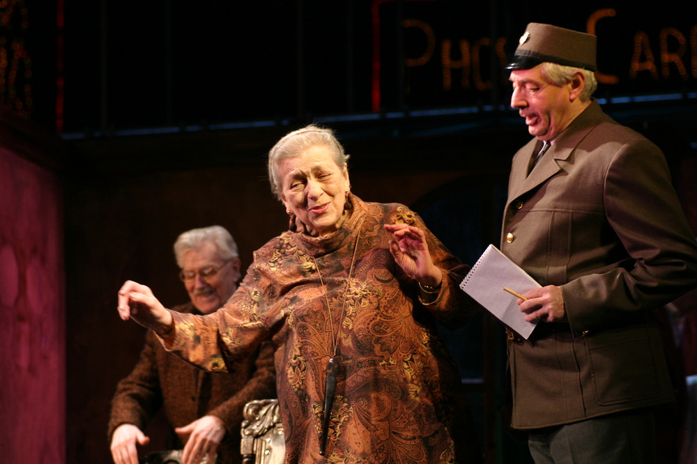 Владимир Солопов, Наталия Терентьева и Валерий Соколов в спектакле "Соло для часов с боем". Фото В.Юрасова