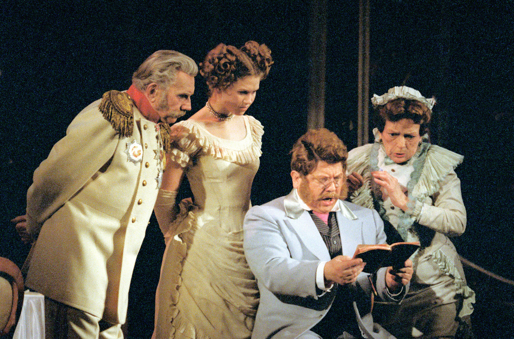 В.А.Солопов, И.Горячева, В.В.Сергеев и Н.И.Терентьева в спектакле "На всякого мудреца довольно простоты". Фото С.Метелицы