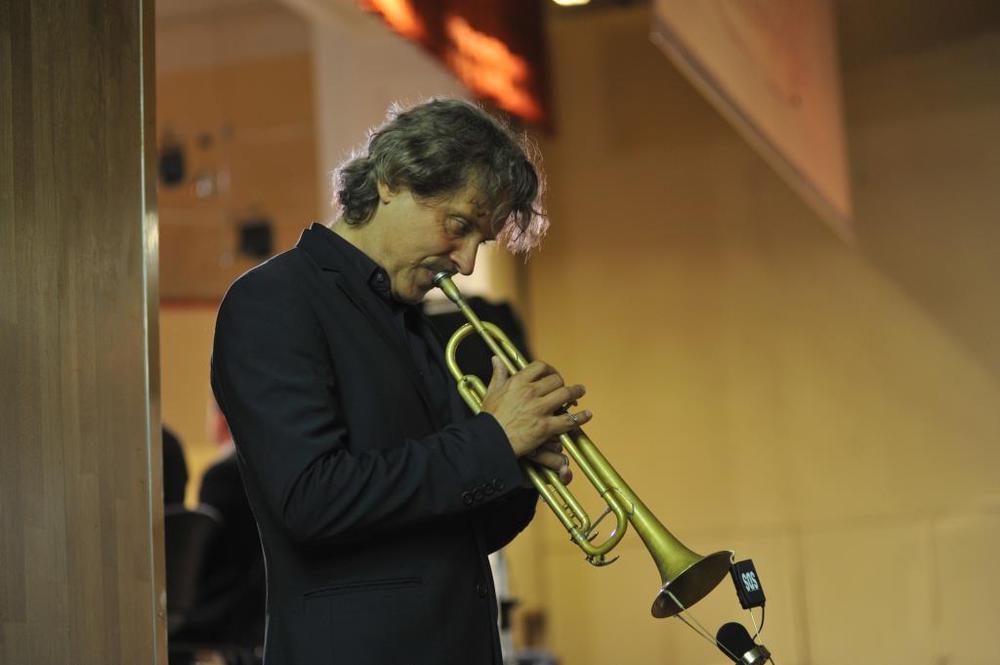 Александр Сипягин готовится к выступлению на сцене концертного зала им. Л.В. Собинова в Ярославле. <br/>Фото С. Белякова. Сентябрь 2017 г.