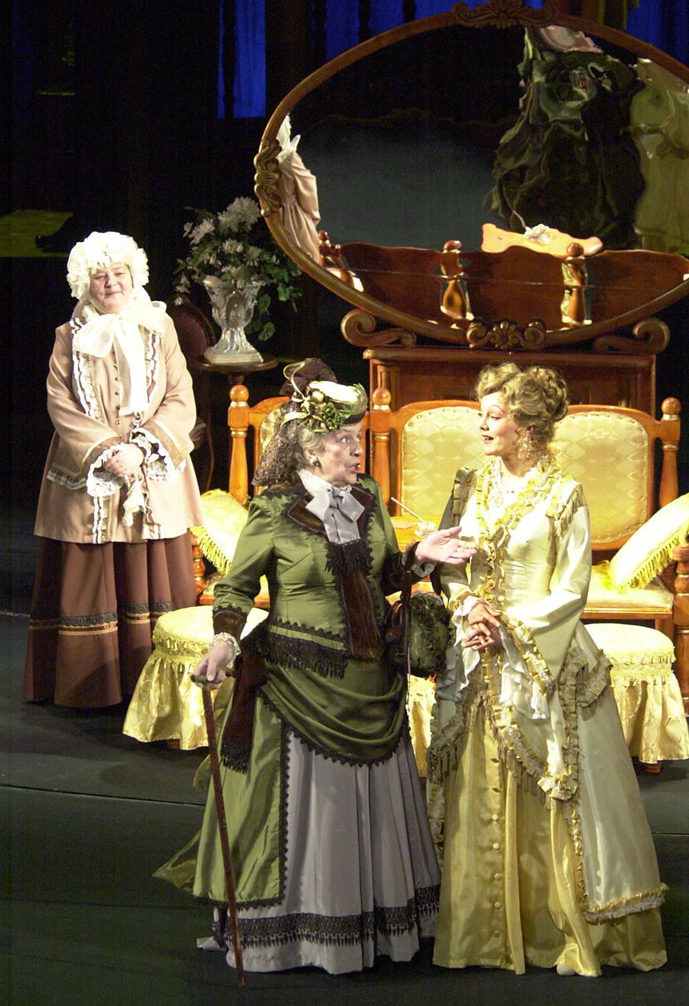 Н.И.Терентьева и Т.Гладенко в спектакле "Волки и овцы". Фото С.Метелицы