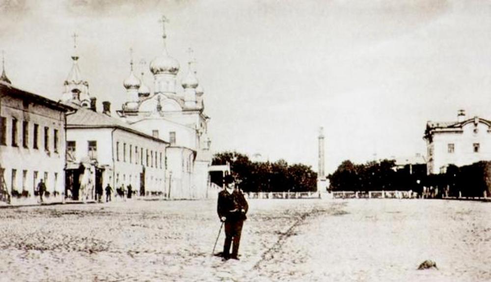 Слева - Воскресенская церковь, в центре - Демидовский столп, справа - фрагмент фасада городской Думы. Воскресенская улица, вид с запада.