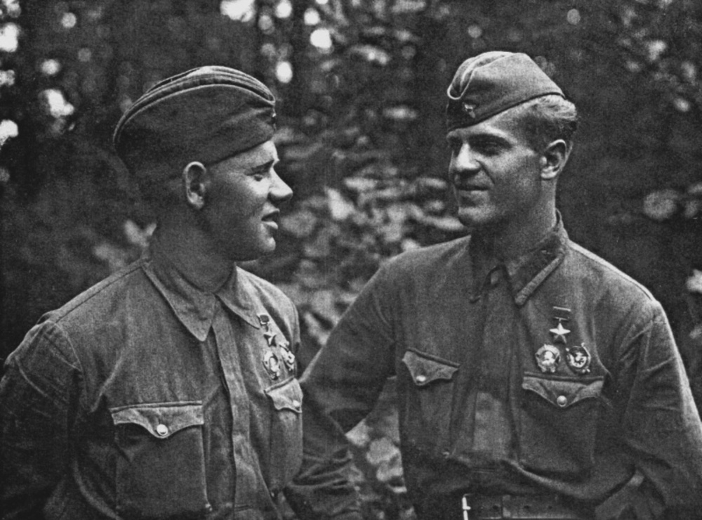 А.В. Самочкин (слева) и И.А. Кобылянский. 289-й бомбардировочный авиационный полк. Юго-Западный фронт. 1942 г.