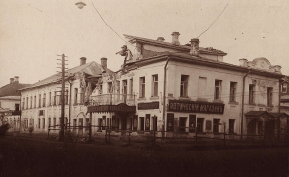 Дом на углу Стрелецкой и Борисоглебской улиц после попадания снаряда (ныне угол Ушинского и Свердлова, дом разобран)