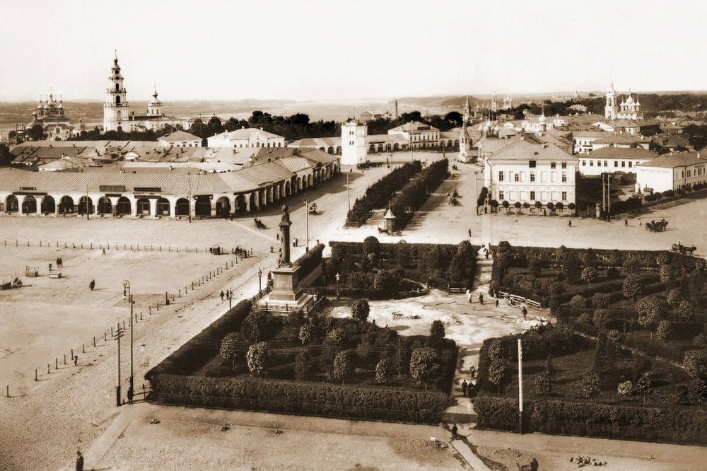 Кострома. Гостиные ряды. На втором плане - Богоявленский собор