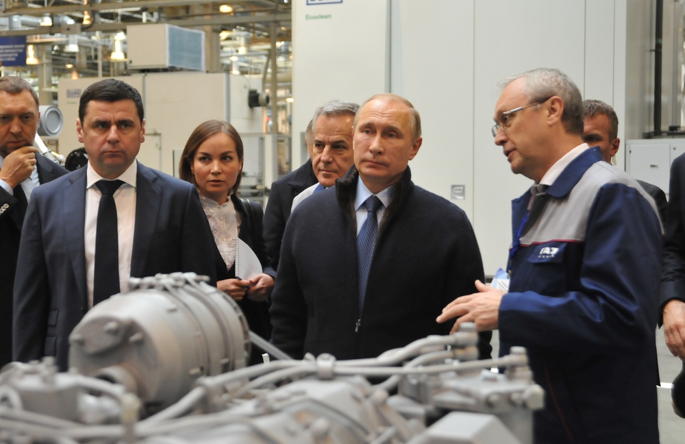 Д.Ю.Миронов сопровождает Президента России В.В.Путина во время его посещения нового завода АО "Автодизель"