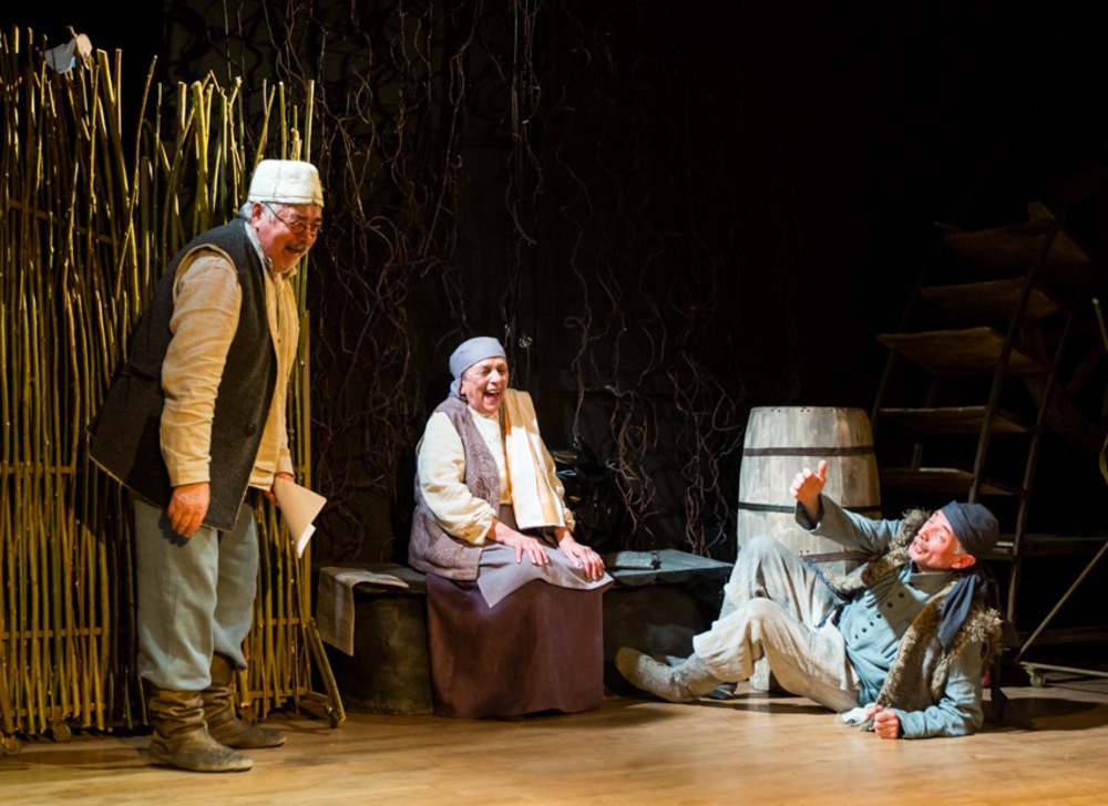 Валерий Смирнов, Наталия Терентьева и Валерий Соколов в спектакле "Я, бабушка, Илико и Илларион". Фото Т.Кучариной