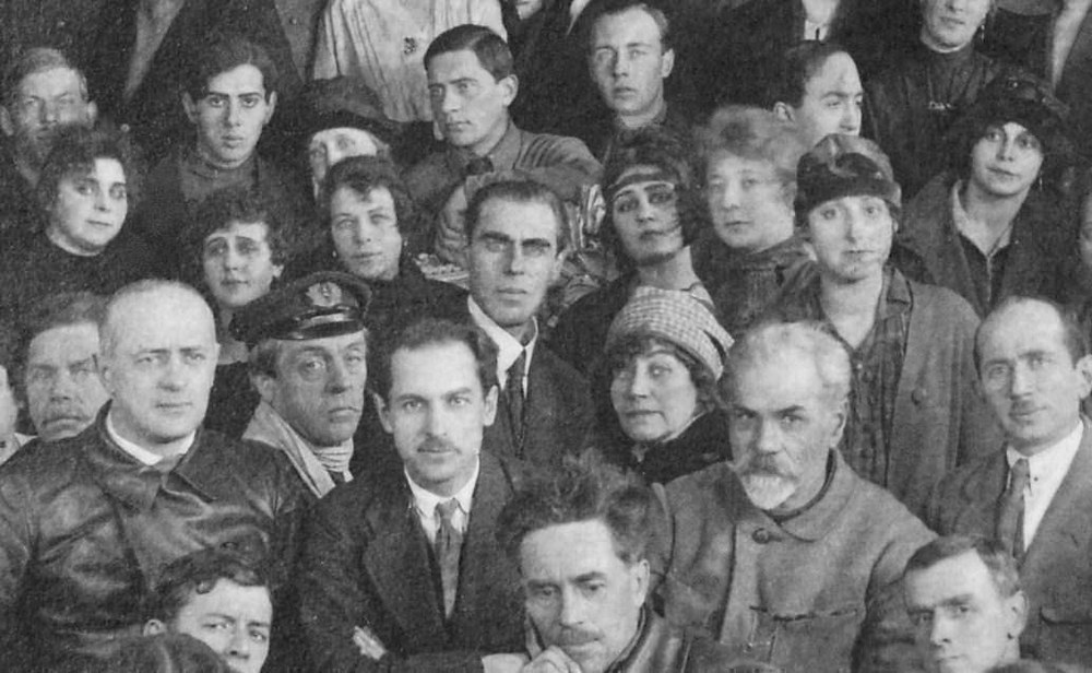 Борис Светлов (слева) с учащимися Института экранного искусства и режиссерами кинофабрики "Севзапкино". Фото с сайта Кино-Театр.ру