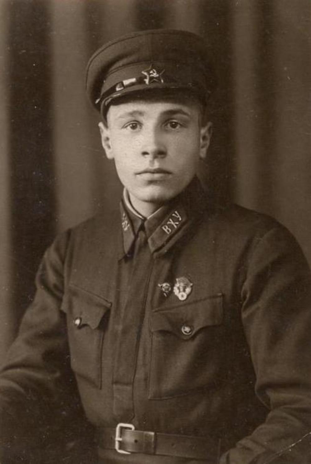 Курсант Ярославского военно-хозяйственного училища А.В. Суров (1940)