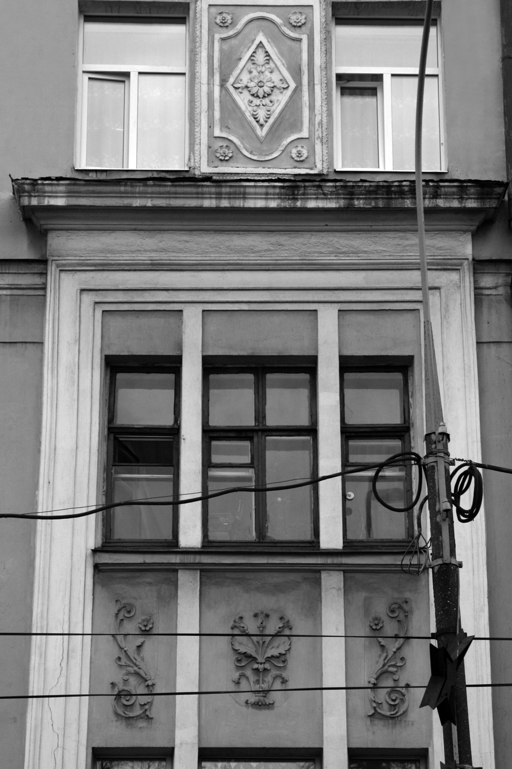 Жилой дом на пр. Октября, 41. Фрагмент фасада. Арх. П.И. Курицын