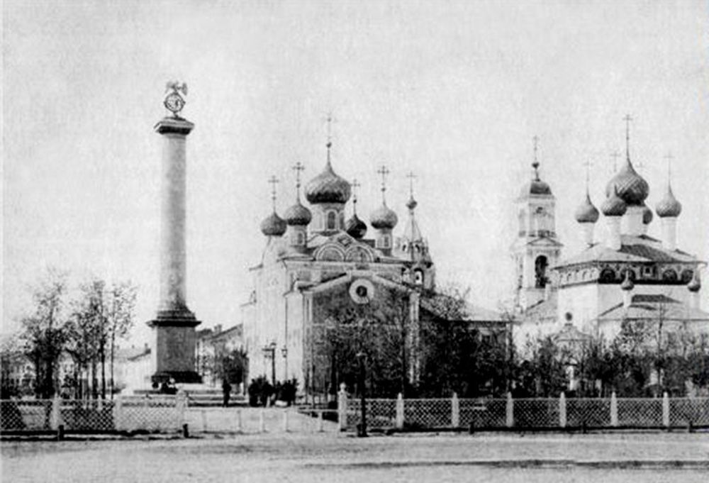 Вид с востока. На втором плане - церкви Воскресения Христова и Спасо-Пробоинская