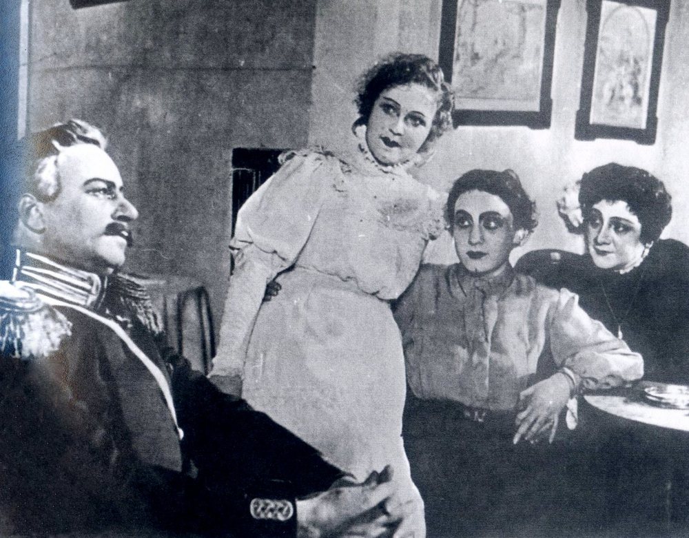 Сергей Ромоданов в роли Вершинина в спектакле "Три сестры". Справа: Ирина - Александра Магницкая, Ольга - Лидия Мосолова, Маша - Александра Чудинова. Архив театра