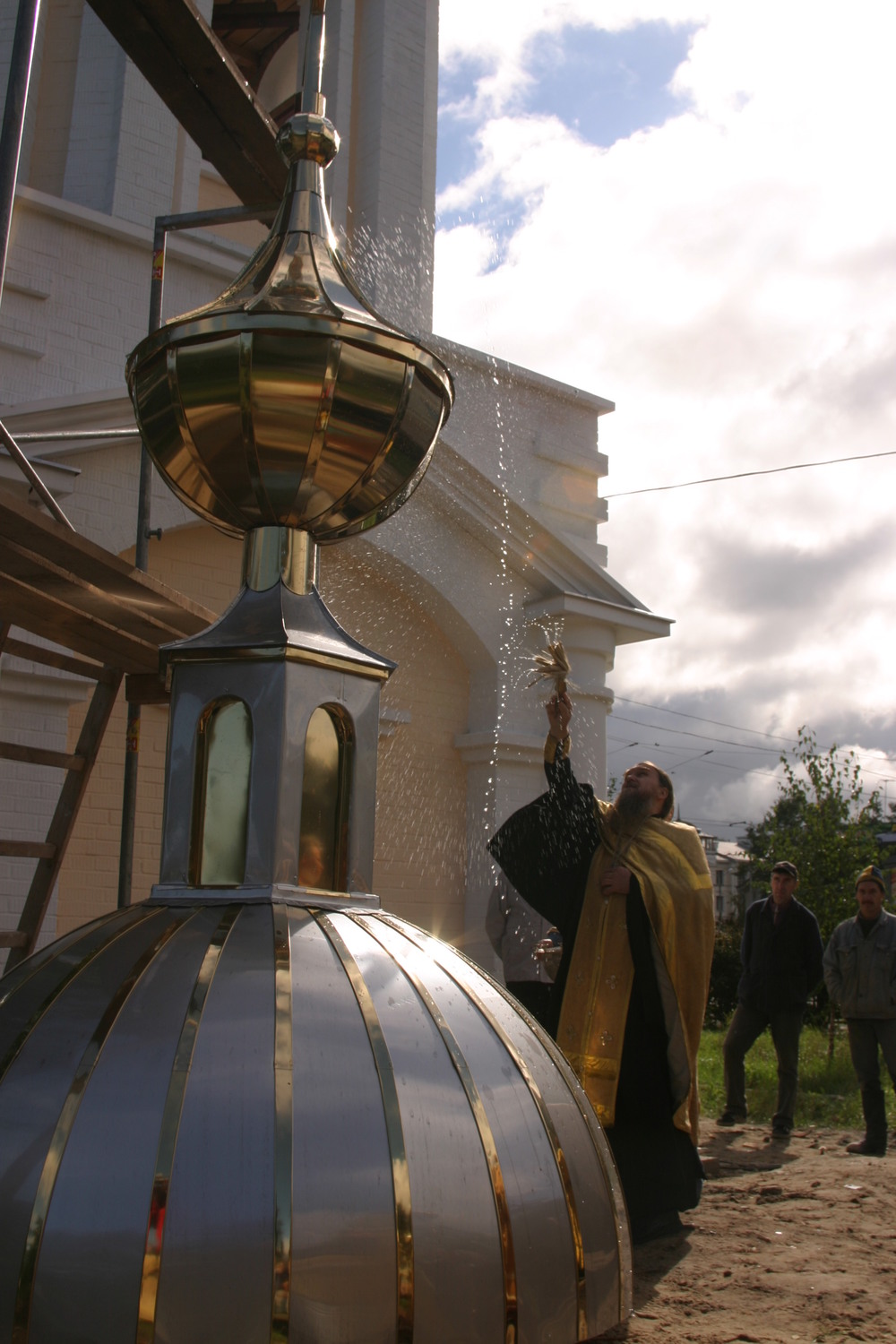 Освящение купола и креста перед установкой на новую колокольню. Фото В. Юрасова