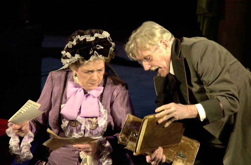 Н.И.Терентьева и В.А.Солопов в спектакле "Волки и овцы". Фото С.Метелицы