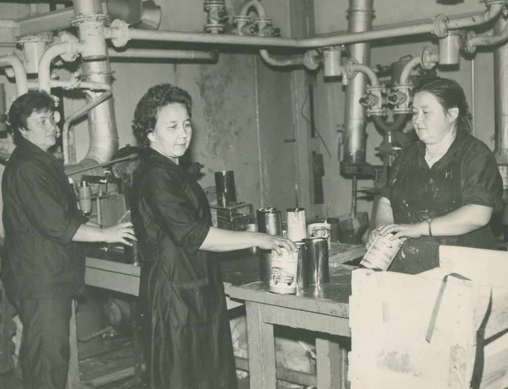 Фасовочное отделение нитроэмалевого цеха