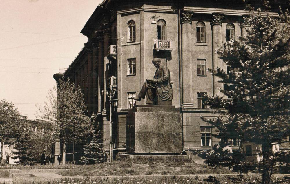 Памятник В.И. Ленину на проспекте Ленина в Ярославле. 1958. Скульптор Л.Ф. Листопад. Архитектор В.Ф. Маров