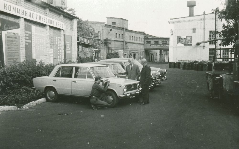М.Ф. Липовский (слева) и К.С. Топлянинов около автомобилей, покрашенных ярославской краской