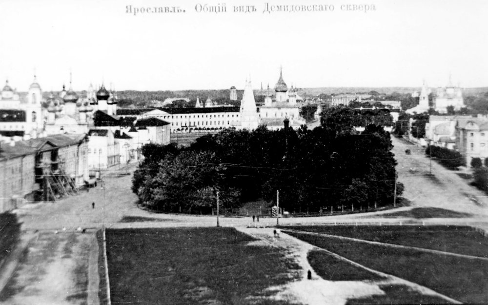 Плац-парадная площадь. Слева - здание городской Думы и Кирилло-Афанасиевский монастырь, <br/>в центре - церковь Ильи Пророка.