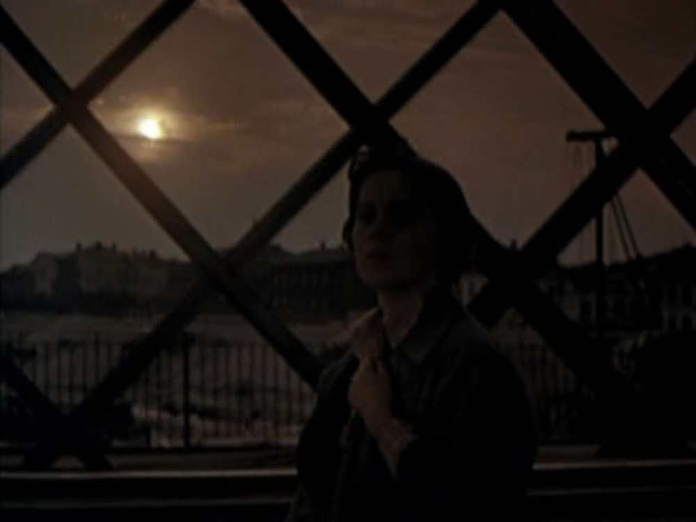 Калр из фильма. Старый американский мост через Которосль. На втором плане - строится новый мост.