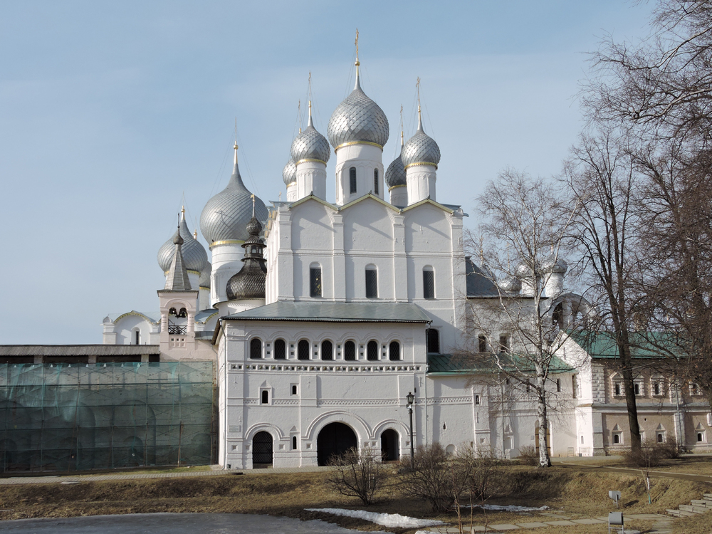 Дом кремли. Церковь Воскресения Христова Ростов Великий. Архиерейский двор Ростов Великий. Ростов Великий Кремль Церковь Воскресения. Церкорь воскресенья Ростовский Кремль.