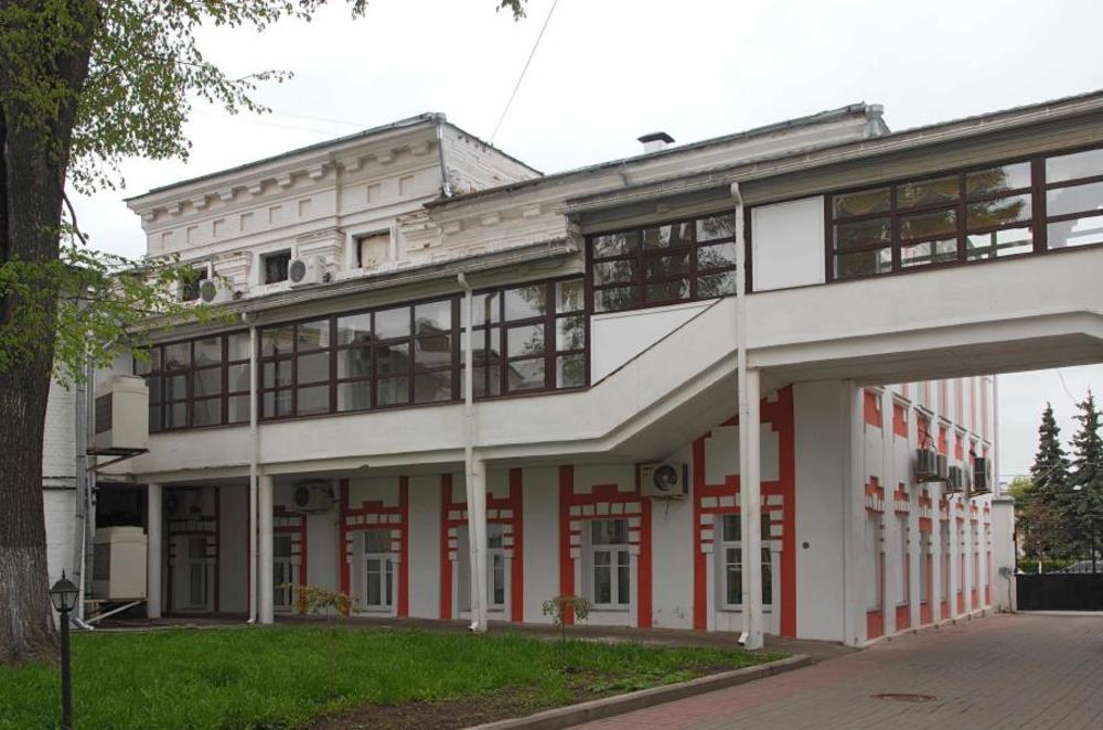 Дом вице-губернатора. Дворовый фасад. На первом плане - переход в новое здание муниципалитета