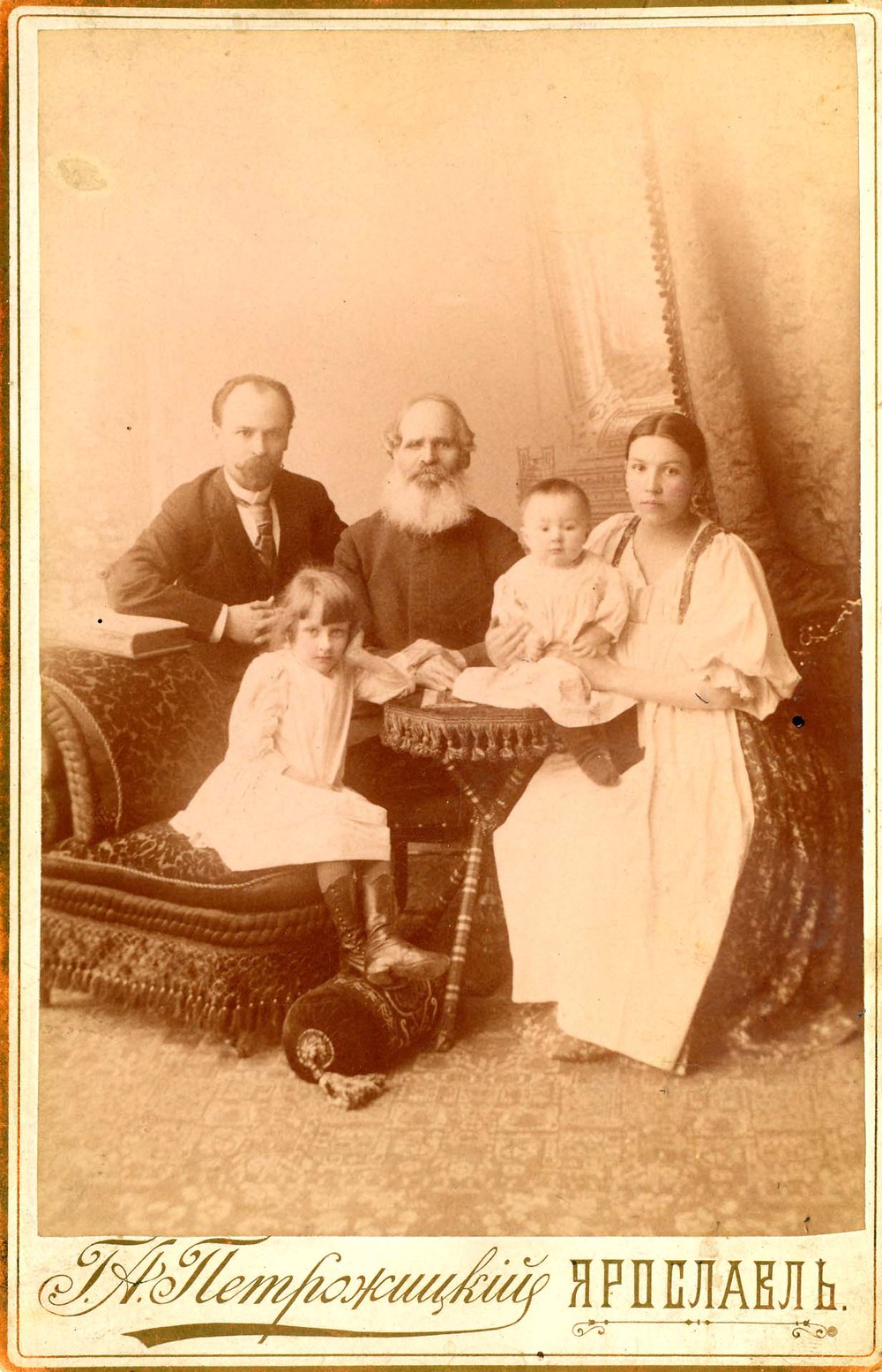 Г.А.Петражицкий с отцом, женой и детьми Марией и Борисом. 1893. Личный архив Сурьяниновых.