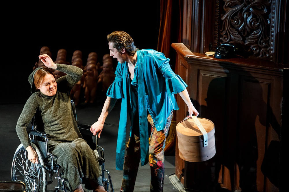 Анастасия Светлова в спектакле "Цианистый калий...". Фото Т.Кучариной